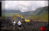 Les services de la direction départementale de l'Équipement procèdent au déblaiement de la route nationale 2 traversée par les laves lors de l'éruption du 11 janvier 2002