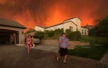 Des habitants quittent leur domicile en raison de l'incendie qui fait rage le 23 juillet 2016 à Santa Clarita en Californie