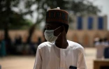 Un fidèle à la mosquée nationale à Abuja, Nigeria, le 20 mars 2020