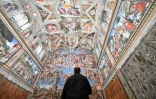 Un visiteur à la chapelle Sixtine au Vatican, le jour de sa réouverture à Rome le 1er février 2021