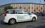 Un taxi porte un autocollant annonçant le référendum sur l'automomie de la Lombardie, à Milan le 13 octobre 2017