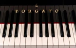 La marque du facteur de pianos Luigi Borgato sur le modèle Grand Prix 333, le 8 avril 2021 à Borgo Veneto, en Italie