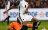 L'attaquant des Bleus Dimitri Payet à la lutte avec le défenseur néerlandais Riechedly Bazoer (à terre) en amical, le 25 mars 2016 à Amsterdam 