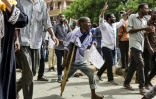 Un Soudanais marchant avec des béquilles manifeste à Omdourman, ville voisine de la capitale Khartoum, le 30 juin 2019