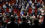 Les députés applaudissent lors de la dernière séance de questions au gouvernement avant avril 2022, le 22 février 2022 à l'Assemblée nationale, à Paris