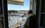 Le pape François lors de la prière devant la Place Saint-Pierre le 31 mai 2020, dans cette photo transmise par le service de presse du Vatican