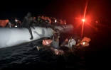 Des migrants en attente d'être secourus en mer Méditerranée au large de la Libye, le 12 octobre 2016