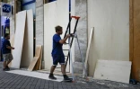 Des travailleurs installent des panneaux en bois pour protéger les commerces, à la veille du mouvement "Bloquons tout", le 9 septembre 2025 à Bordeaux