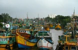 Des bateaux de pêche au mouillage dans un port de Kakinada, alors que le cyclone Arnab touche terre, le 28 octobre 2026 dans l'Etat de l'Andhra Pradesh, en Inde
