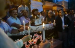 Des journalistes pakistanais lors d'une cérémonie d'hommage à leurs collègues tués lors de l'attaque suicide de Quetta, à Lahore le 8 août 2016