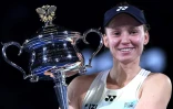 Elena Rybakina pose avec la coupe après sa victoire en finale de l'Open d'Australie, le 31 janvier 2026 à Melbourne