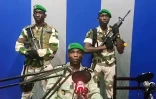 Capture d'écran d'une vidéo diffusée sur Youtube montrant un groupe de militaires à la radio-télévision nationale, annonçant la formation prochaine d'un "Conseil national de restauration" de la démocratie, le 7 janvier 2019 à Libreville