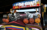 Un jeepney, Jeep customisée entrée dans le folklore philippin, le 3 avril 2024 à Manille