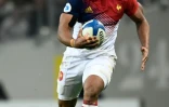 Le centre du XV de France Wesley Fofana s'échappe avec le ballon en test-match face aux Samoa, le 12 novembre 2016 à Toulouse   
