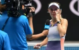 La Danoise Caroline Wozniacki en pleurs annonce la fin de sa carrière après sa défaite au 3e tour de l'Open d'Australie, le 24 janvier 2020 à Melbourne 