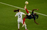 La défenseure Griedge Mbock (d) lors du match de phase de groupes du Mondial face à la Corée du Sud, au Parc des Princes, le 7 juin 2019