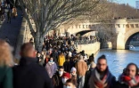 Promeneurs sur les quais de la Seine à Paris, le 10 janvier 2021