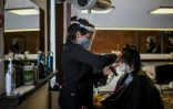 La coiffeuse Silvia Pereira Ă l'oeuvre, Ă Lisbonne le 4 mai 2020