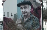 Portrait réalisé par le street artiste français Sismikazot, avec un message écrit en basque, "Hitza hitz" (un code d'honneur pour les Basques, relatif à la "parole donnée"), photographié le 12 mars 2019 à Bayonne