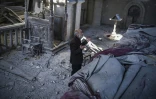 Un homme prie à l'intérieur de la cathédrale de Choucha, à 15 kilomètres de Stepanakert, touchée par des bombes, le 13 octobre 2020