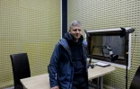 Viacheslav Mavrychev, rédacteur en chef de la branche de l'audiovisuel public Suspilné, dans un studio à Kharkiv, dans le nord-est de l'Ukraine, le 15 mai 2025