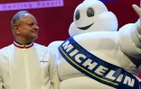 Le chef Joël Robuchon lors de la cérémonie organisée par le guide Michelin à Singapour, le 21 juillet 2016