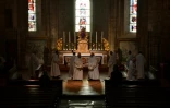Office religieux des moines bénédictins à l'abbatiale de Solignac, en Haute-Vienne, le 21 mars 2024