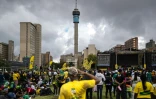 L'estrade du point d'arrivée d'une manifestation de l'ANC pour la "souveraineté" surplombée par la tour de communication de Hillbrow le 21 mars 2026.