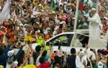 Le pape salue la foule depuis sa papamobile à son arrivée à Villavicencio, le 8 septembre 2017 en Colombie