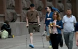 Le soldat ukrainien Vladyslav Jaïvoronok du régiment Azov, amputé d'une jambe, dans une rue de Kiev, le 16 août 2022