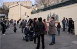 Des parents d'élèves devant de l'école Saint-Louis-Consolat le 2 février 2016 à Marseille