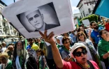 Une femme brandit le portrait de Kamel Eddine Fekhar, un militant des droits humains mort en détention, lors d'une manifestation à Alger le 31 mai 2019