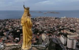 La "Bonne-Mère", statue de la vierge à l'enfant, au sommet de la basilique Notre-Dame de la Garde à Marseille, le 23 janvier 2025