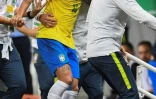 L'attaquant brésilien Neymar quitte le terrain après s'être blessé à une cheville lors du match amical Brésil-Qatar, le 5 juin 2019 à Brasilia