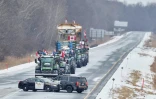 Des agriculteurs bloquent l'autoroute 402 près de Sarnia, dans l'Ontario au Canada, le 10 février 2022