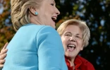 La sénatrice Elizabeth Warren (d) et Hillary Clinton, le 24 octobre 2016, lors d'une réunion de campagne à Manchester