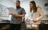 Tori Armbrust, productrice de champignons hallucinogènes, fait tester  sa récolte dans un laboratoire de Portland, le 10 mai 2023 en Oregon