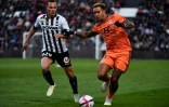 L'attaquant de l'OL Memphis Depay (d) Ă la lutte avec le milieu d'Angers Pierrick Capelle en L1, le 27 octobre 2018 Ă Angers