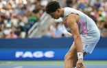 Ben Shelton souffrant de l'épaule gauche contraint à l'abandon face à Adrian Mannarino à l'US Open, le 29 août 2025 