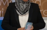 Latifa Ibn Ziaten avec son prix de "femme courageuse" le 29 mars 2016 à Washington