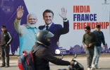 Un panneau avec des photos du président français Emmanuel Macron et du Premier ministre indien Narendra Modi, à Jaipur le 25 janvier 2024