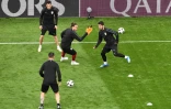 Luis Suarez et l'Uruguay (d) préparent le match contre l'Egypte dans le groupe A du Mondial russe, le 14 juin 2018 à Ekaterinbourg