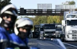 Des camions bloquent la circulation lors d'une opération escargot des forains, le 6 novembre 2017 à la périphérie de Paris
