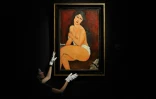 Une employée tient une peinture de 1917, intitulée "la belle Romaine", de Modigliani, chez Sotheby's à Londres le 11 octobre 2010