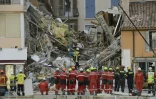 Des pompiers à la recherche de personnes qui pourraient être bloquées dans un immeuble d'habitation qui s'est effondré à Sanary-sur-Mer (Var), le 7 décembre 2021