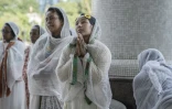 Des fidèles orthodoxes prient à l'église Bole Medhanialem d'Addis-Abeba, à l'occasion de la fête du nouvel an éthiopien, Enkutatash, le 11 septembre 2022