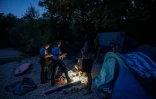 Des gendarmes contrôlent des touristes lors d'une opération de prévention contre les bivouacs illégaux susceptibles de provoquer un départ de feu, le 8 août 2026 autour du lac de Sainte-Croix, aux portes des Gorges du Verdon

