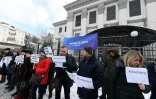 Des manifestants ukrainiens protestent devant l'ambassade russe à Kiev contre l'annexion de la Crimée par la Russie. Le 26 février 2018.