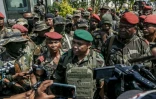 Des membres d'une unité de l'armée malgache parlent à la presse près de leur camp situé près d'Antananarivo, le 11 octobre 2025