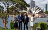Le prince Harry et son épouse Meghan devant l'opéra de Sydney, avec le gouverneur général Peter Cosgrove et sa femme, le 16 octobre 2018